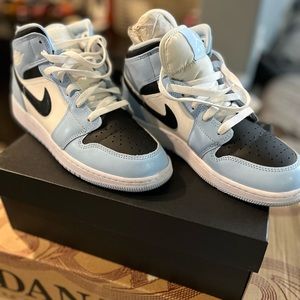 Jordan 1 mids